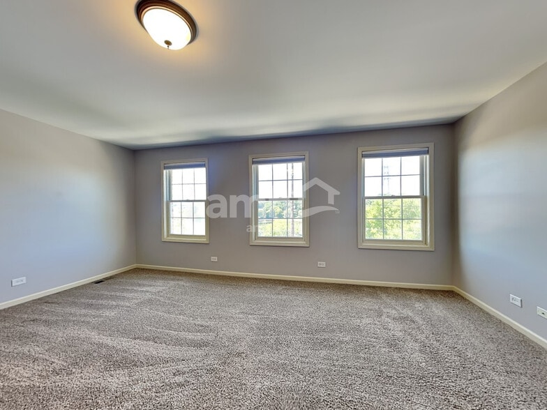 Building Photo - 576 N River St