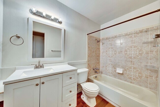 Building Photo - "Charming 2 Bed Apartment in Austin, TX wi...
