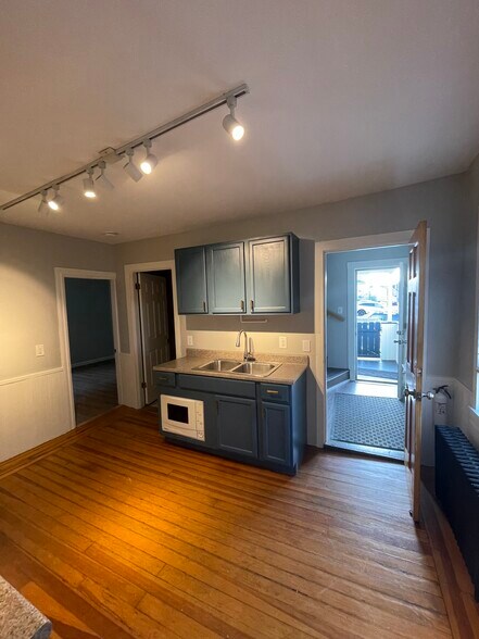 Building Photo - 884 River Ave