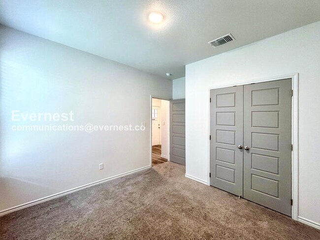 Building Photo - Limited Time Special Offer / 3 Bed/2 Bath Home with Garage / Pet-Friendly / Available Now!