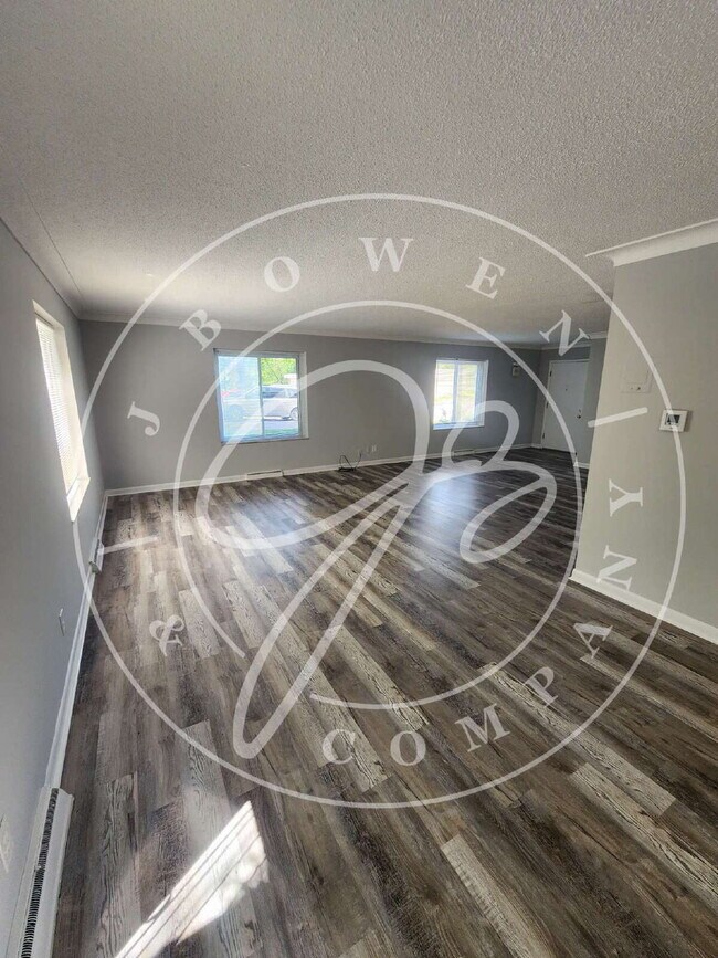 Building Photo - 2 bed 2 bath first floor apartment- Ottawa...