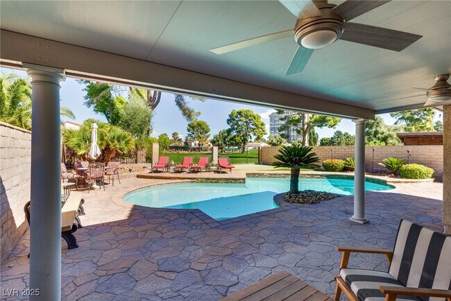 Building Photo - 840 Pinehurst Dr