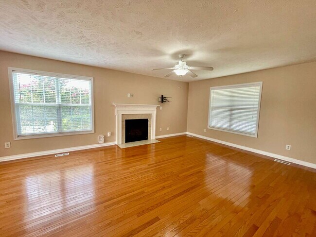 Building Photo - Spacious 4-Bed Haven With 2.5 Baths In Jack Britt District!
