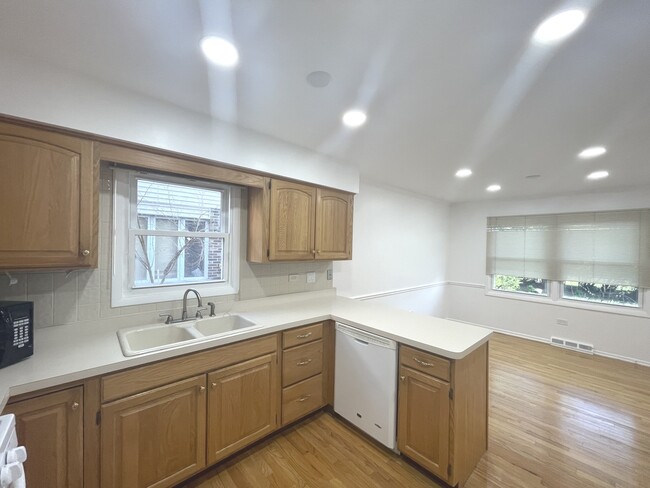 Building Photo - 1005 Cardinal Ln