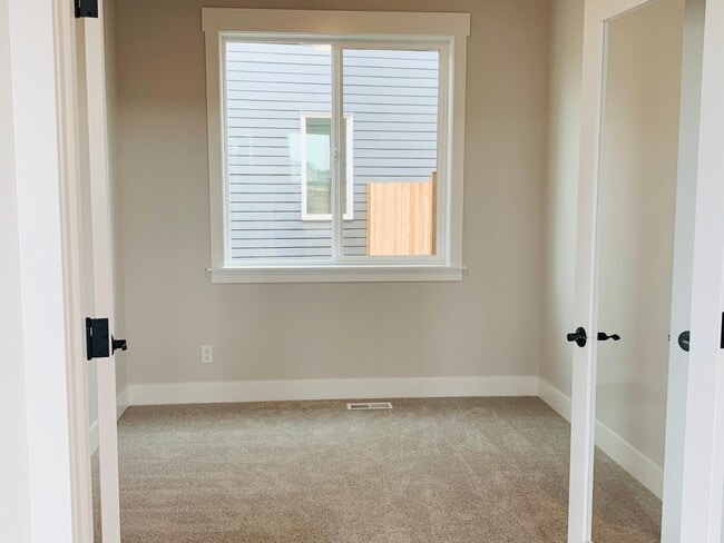 Building Photo - 7149 SE Bristletail Ln