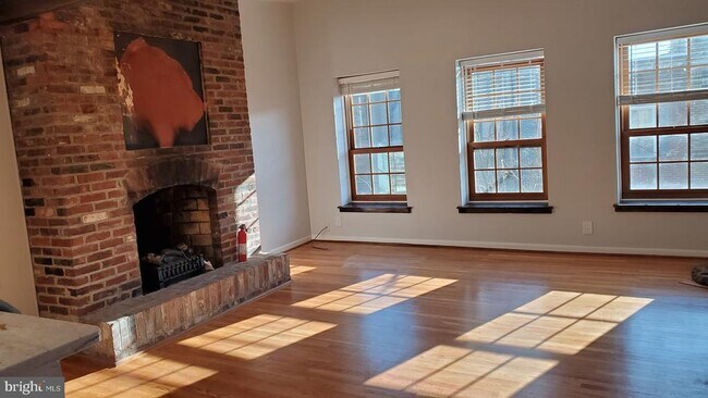 Building Photo - 315 Monroe St