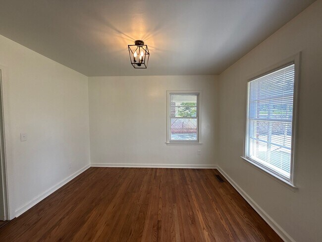 Building Photo - 622 Cardinal Dr