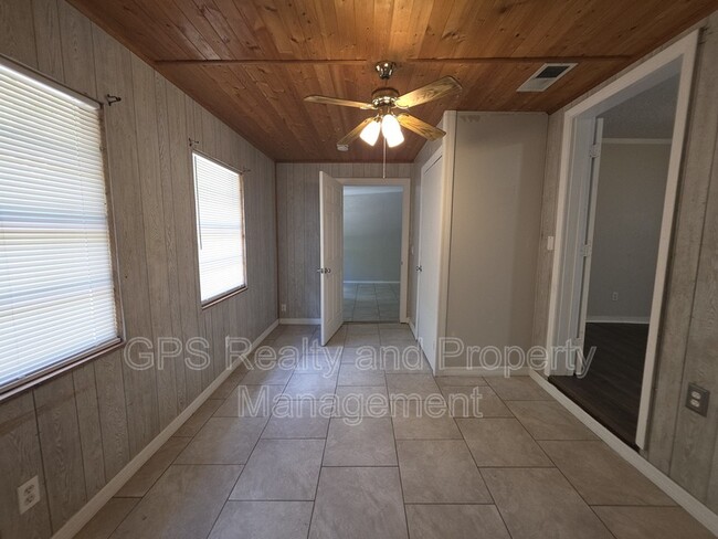 Building Photo - 843 Grove Ave