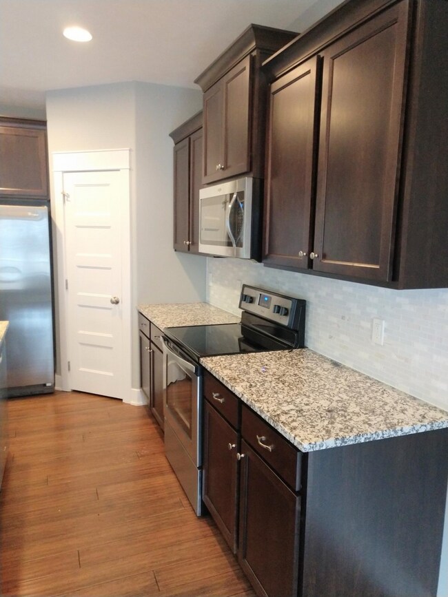 Building Photo - Luxury town home