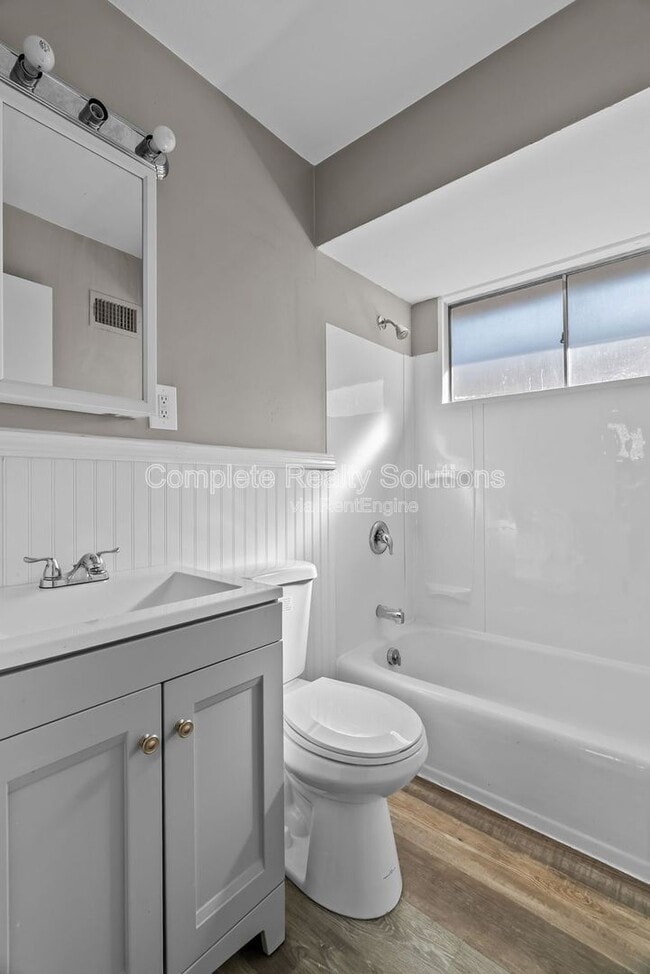 Building Photo - 1216 Lakeview Ave