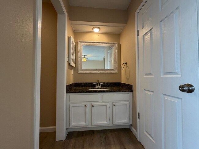 Building Photo - South Side Two Story Townhome!!