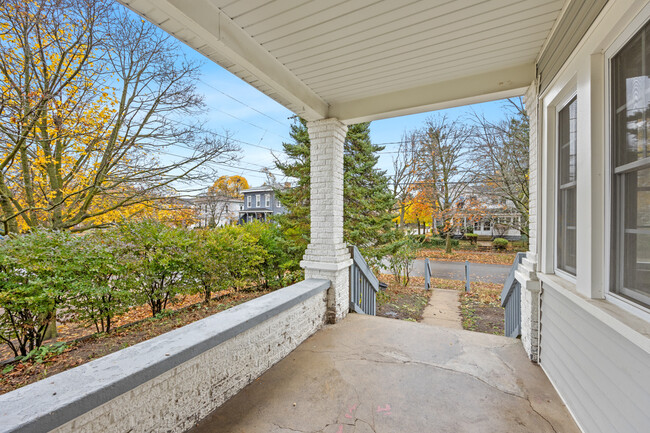 Building Photo - 1 bed, 1 bath lower unit