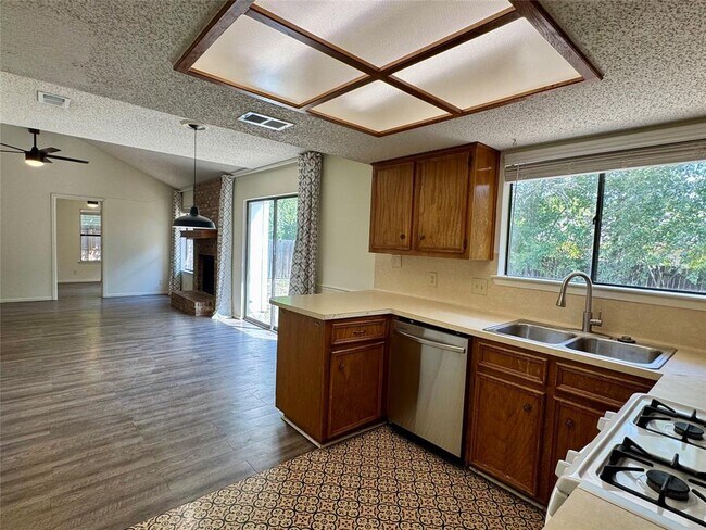Building Photo - 1203 Yorkshire Ln