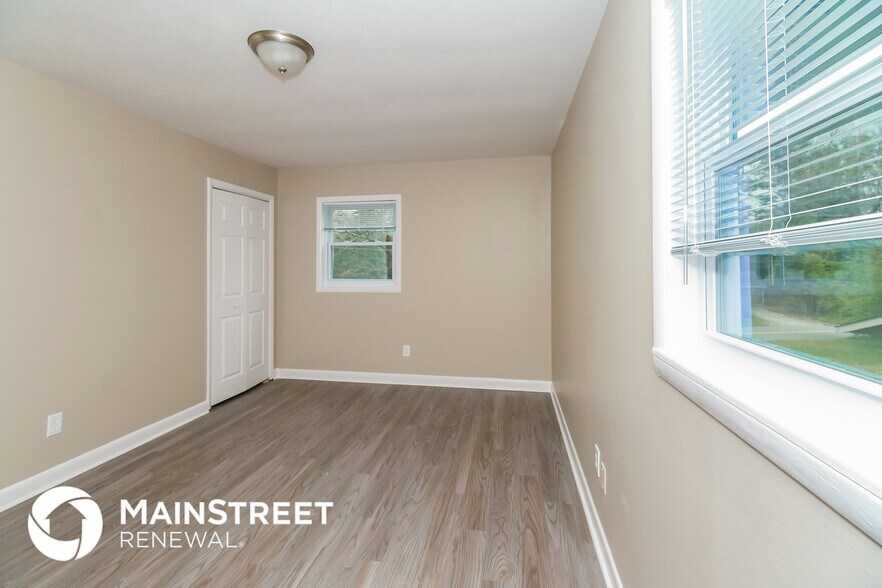 Building Photo - 528 Roxbury Dr