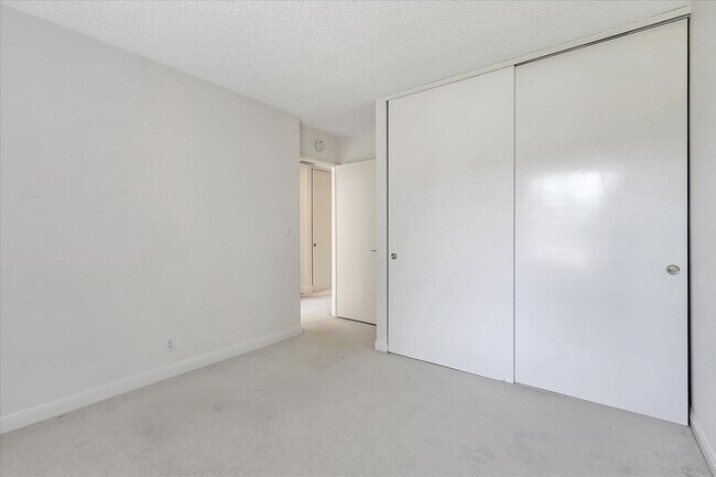 Building Photo - Great Location! Great Schools! Month to Mo...