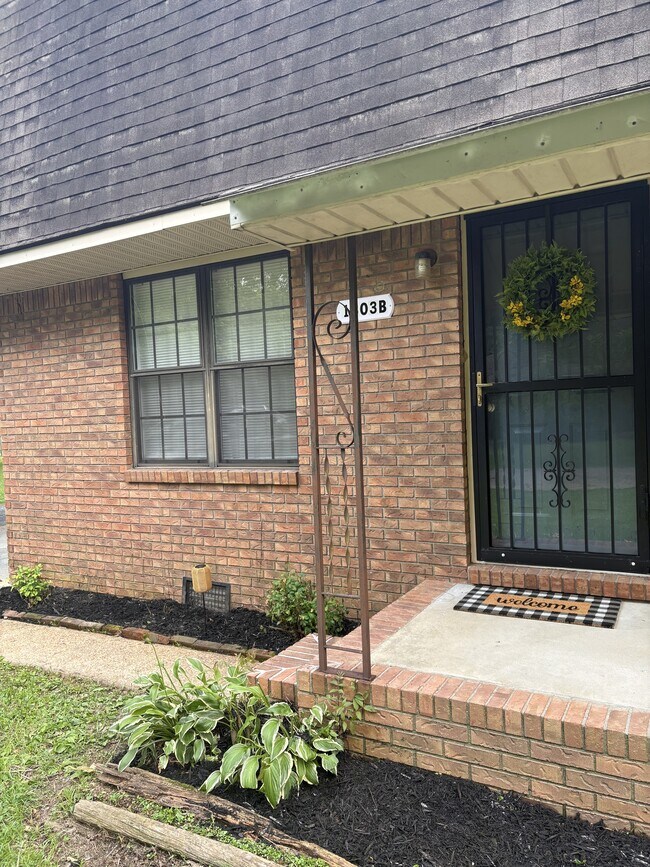 Building Photo - 1803 Thomas Ln