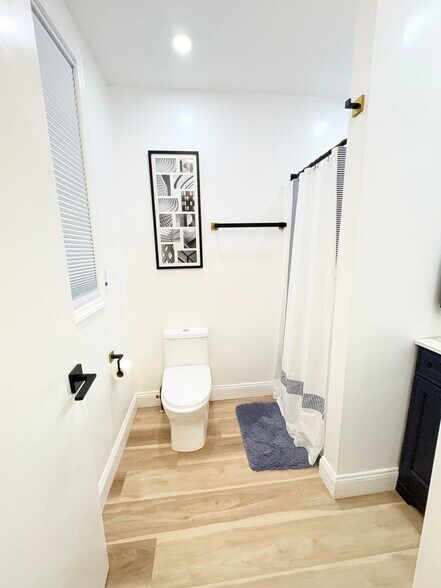 Building Photo - 1136 Wood Ave