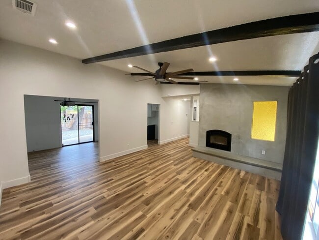 Building Photo - Must see! Conveniently located 3 bedroom with pets considered