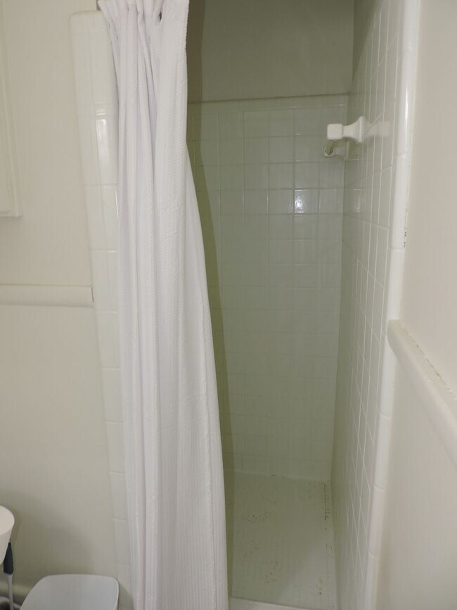 Building Photo - Convenient Northeast location!