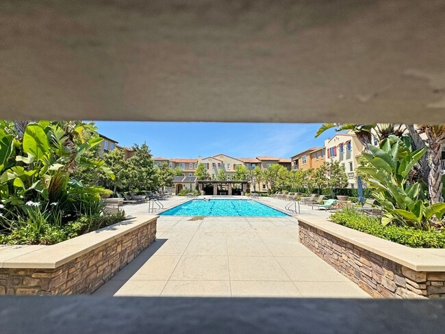Building Photo - Spacious 3Bd/3.5Ba Home With All Primary B...