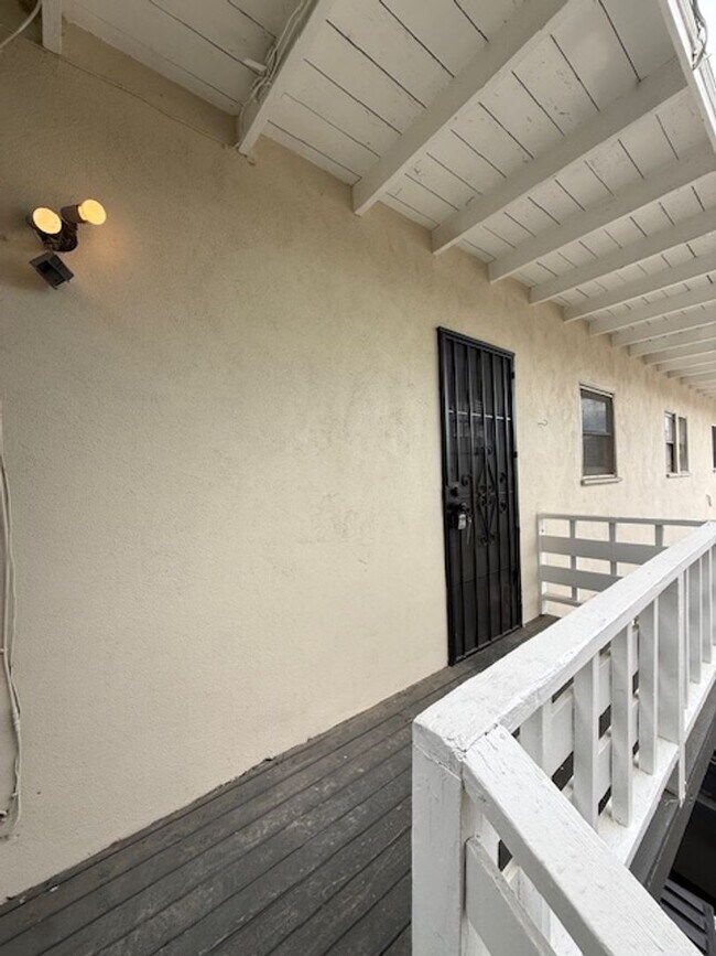 Building Photo - 712 E Santa Barbara St