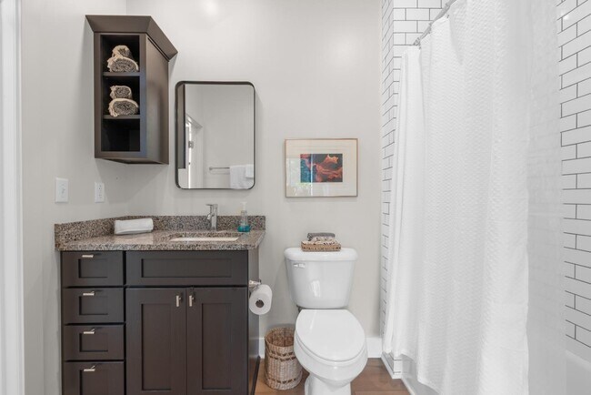 Building Photo - 301 N Mulberry St