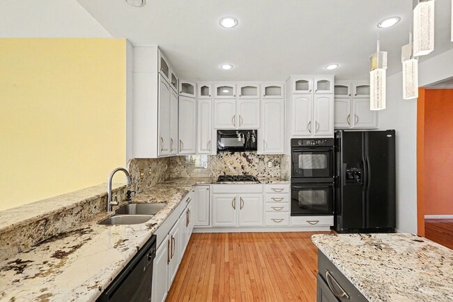 Building Photo - Spacious 5-Bedroom Fredericksburg Home with Flexible Living & Over 3,500 Sq Ft