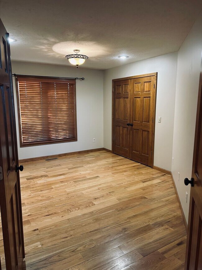 Building Photo - Gorgeous Home Located on Rivercut Golf Cou...