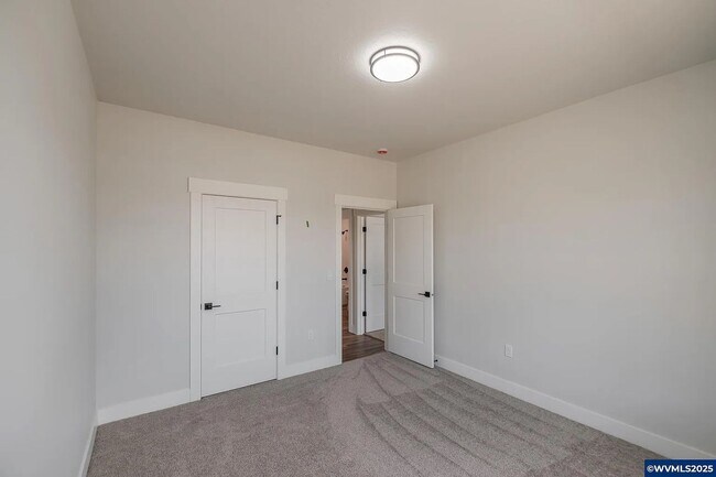 Building Photo - 4 Bedroom 2 Bath House