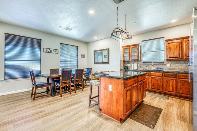 Building Photo - Beautiful Westside home FURNISHED with 4 b...