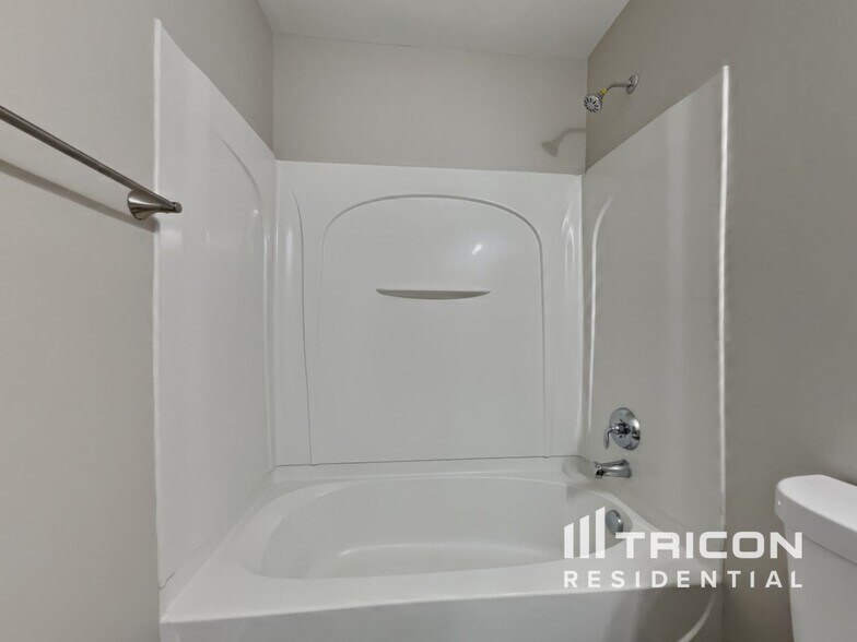 Building Photo - 827 Peachtree Meadows Cir