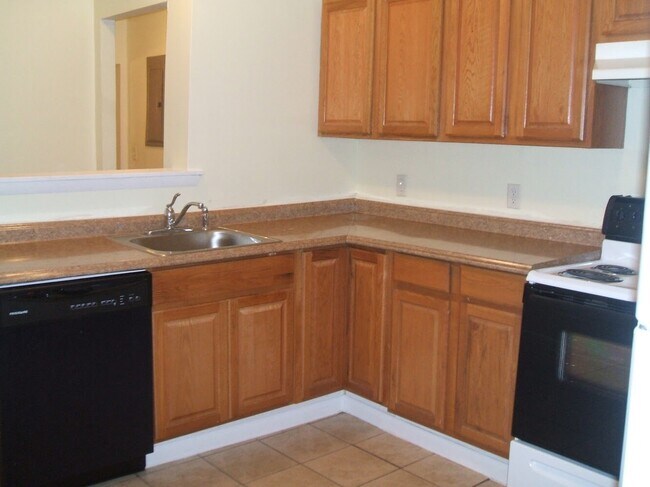 Building Photo - 4 Bedroom house---walk to Forsyth in 15 mi...