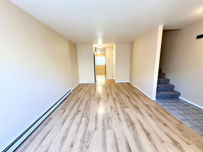 Building Photo - 2 Bedroom 1.5 Bath Townhome for Rent with ...