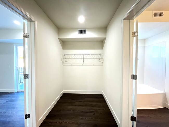 Building Photo - 4 Bed, 4.5 Bath Located in Hawthorne, CA