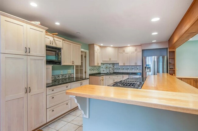 Building Photo - 5BD/3BA Beautiful House in South Burlington