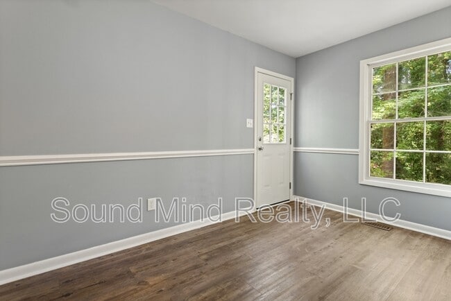 Building Photo - 305 Golf Course Dr
