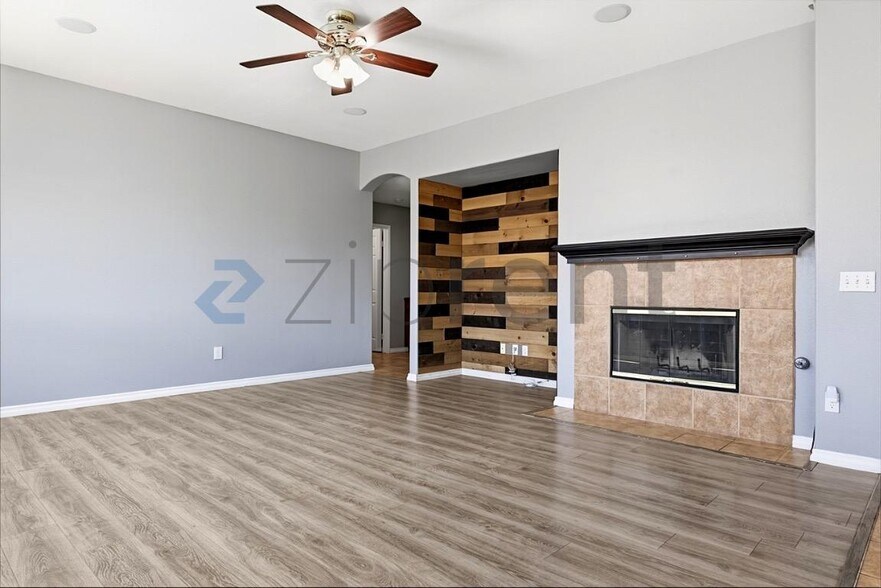 Building Photo - Unit