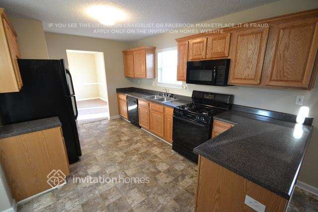 Building Photo - 103 Silvergrass Dr