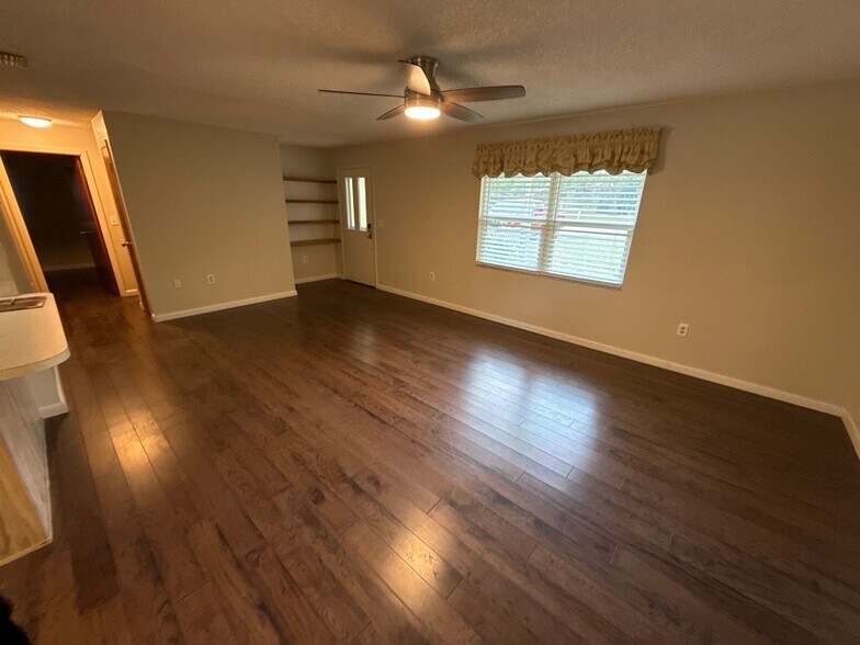 Building Photo - 851 S Oak Crest Path