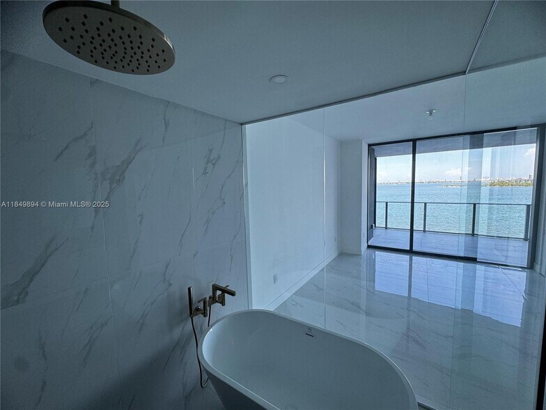 Building Photo - 700 NE 24th St