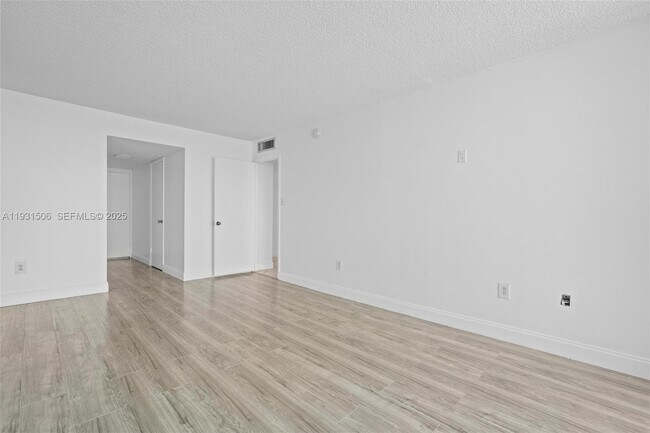 Building Photo - 18081 Biscayne Blvd