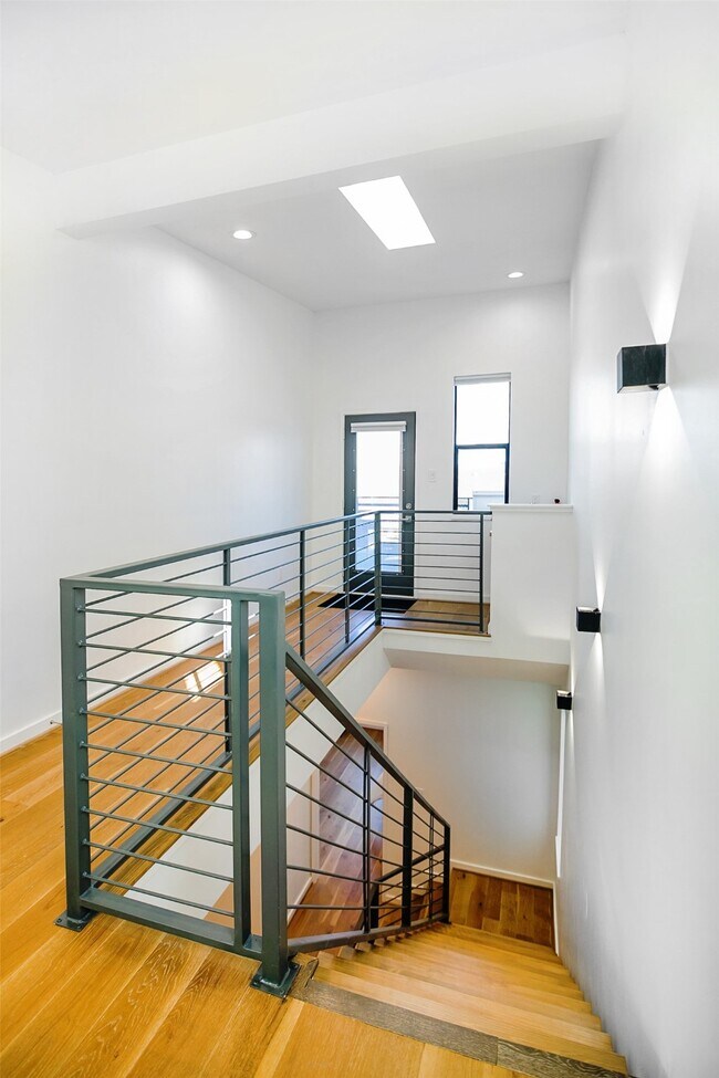 Building Photo - 511 Memorial Heights Dr