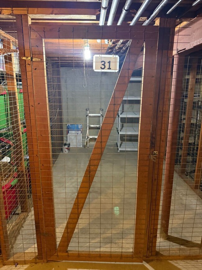 Building Photo - Fantastic Centrally Located Condo