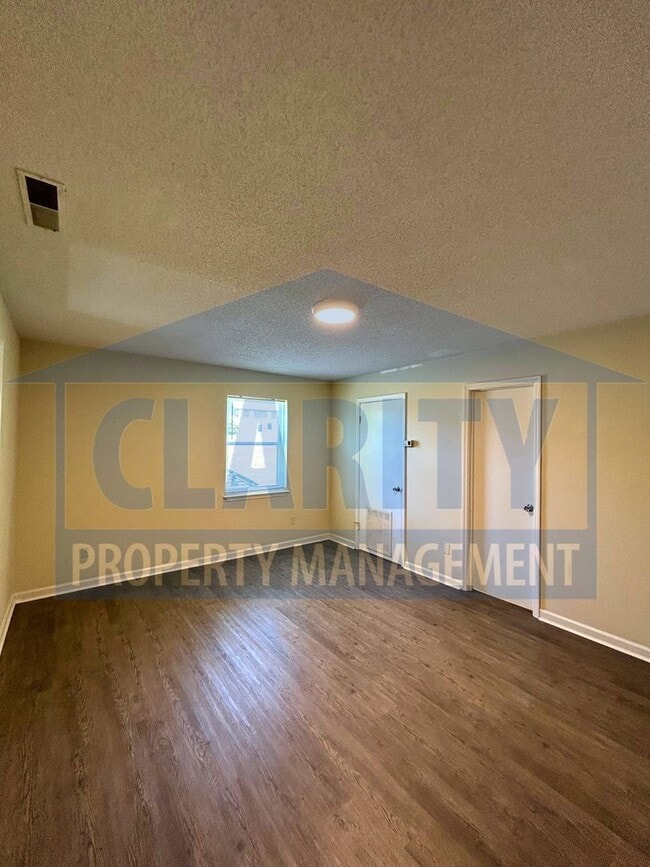 Building Photo - Two bedroom townhome w/ cathedral ceilings!