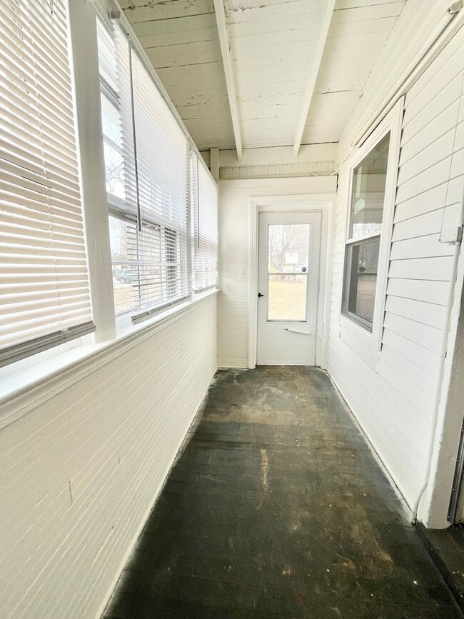 Building Photo - 2 Bedroom. 1 bath near Beechmont Area