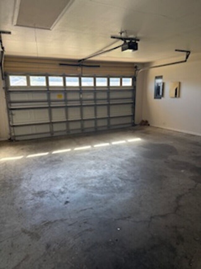 Building Photo - 4556 Deslin Dr