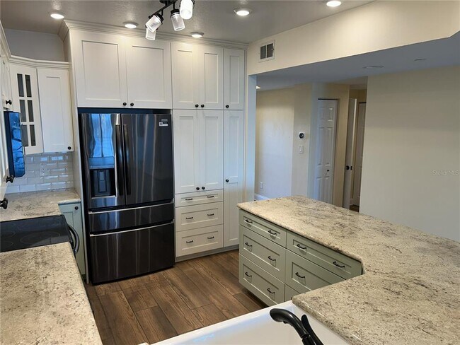 Building Photo - 8000 Sailboat Key Blvd S