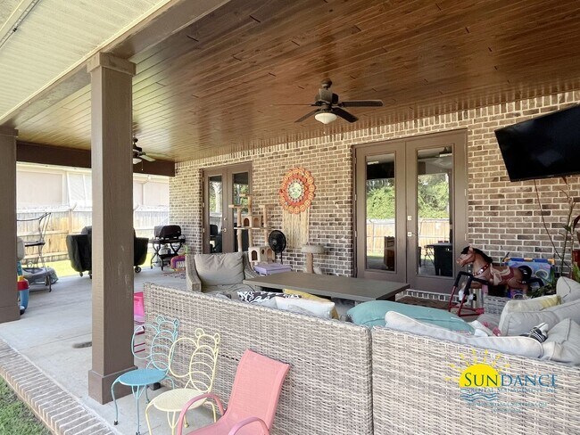 Building Photo - Efficient Solar 4-Bedroom Home in Navarre’s La Fontaine Gated Community with Deeded Beach Access!