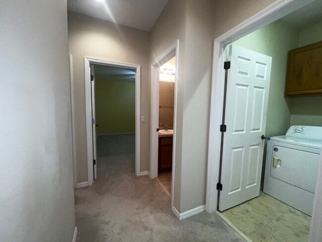 Building Photo - MOVE IN NOW-OVIEDO RENTAL!BEAUTIFUL 3 bd 2.5 bath townhome! 2 CAR ATTACHED GARAGE!FRESH PAINT! Wa...