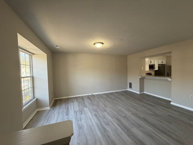 Building Photo - Great 2 bedroom fully renovated townhouse